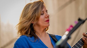 Aneta Langerová rozezněla Velkou Ameriku. V unikátním prostředí lomu ji doprovodilo smyčcové trio